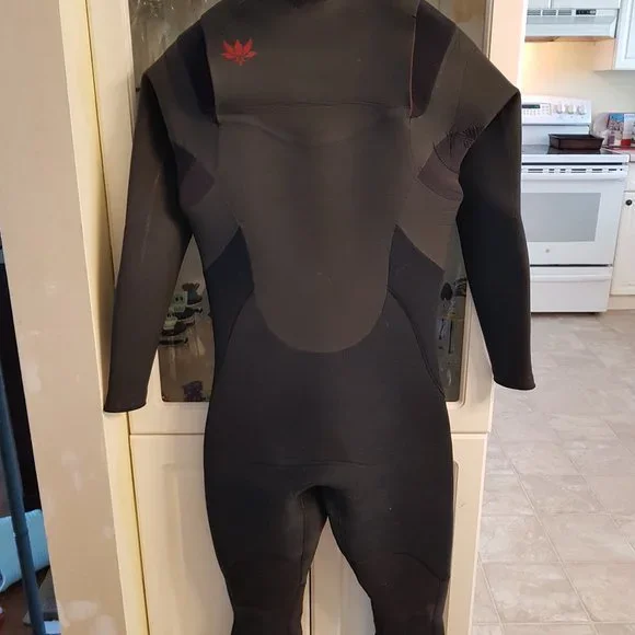 Wetsuit - Picture 1 of 6